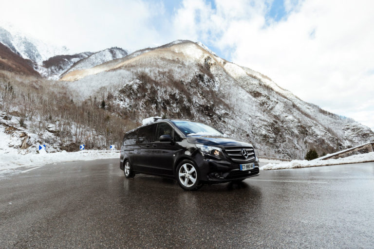 Mercedes Vito luxe 9 places sur la route enneigé